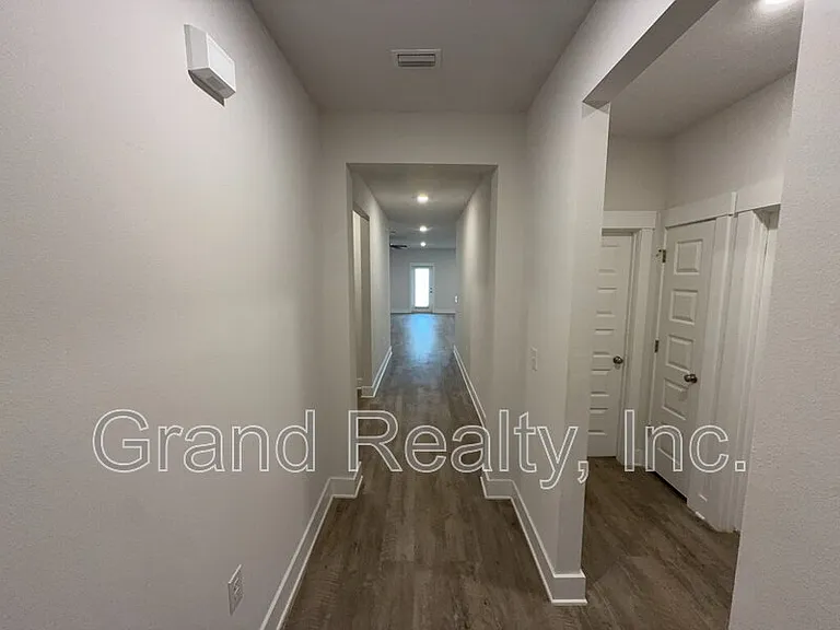 5869 Danbury Blvd — Photo 3