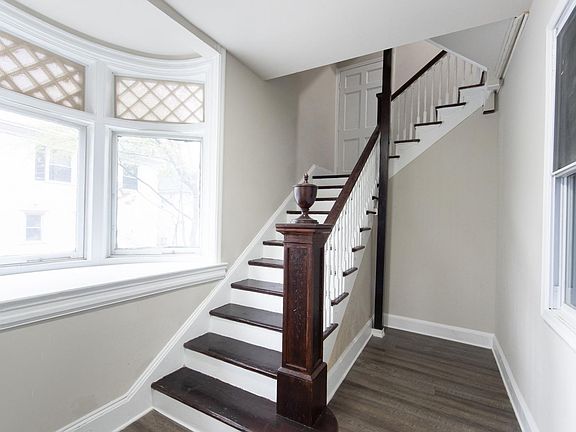 5th image of 115 Montgomery Ave #2