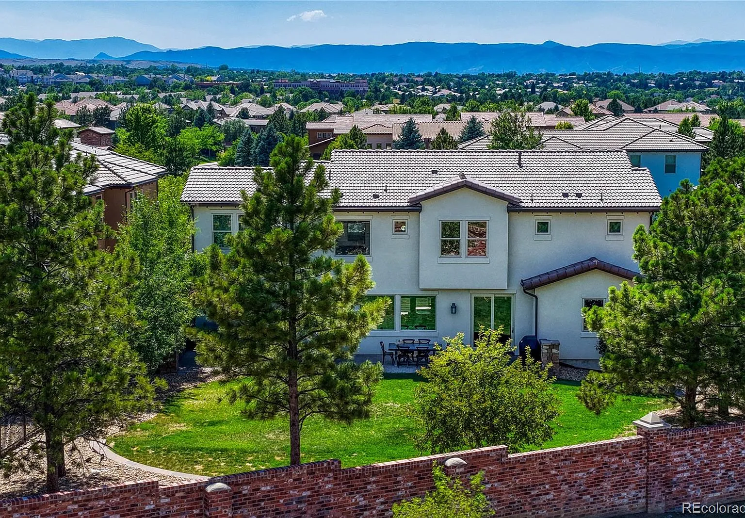 6 bed, 6.5 bath, 6301 sqft, $9,500 — Photo 2
