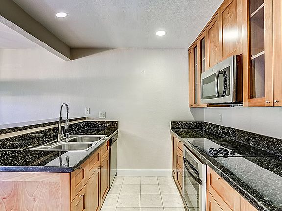 2nd image of 8533 Villa La Jolla Dr APT B