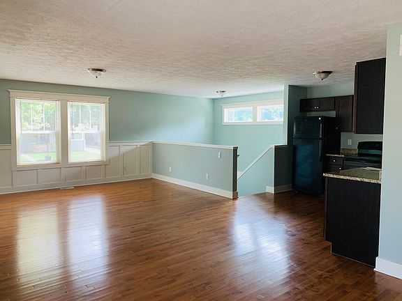 4th image of 1345 Cambridge Dr SE