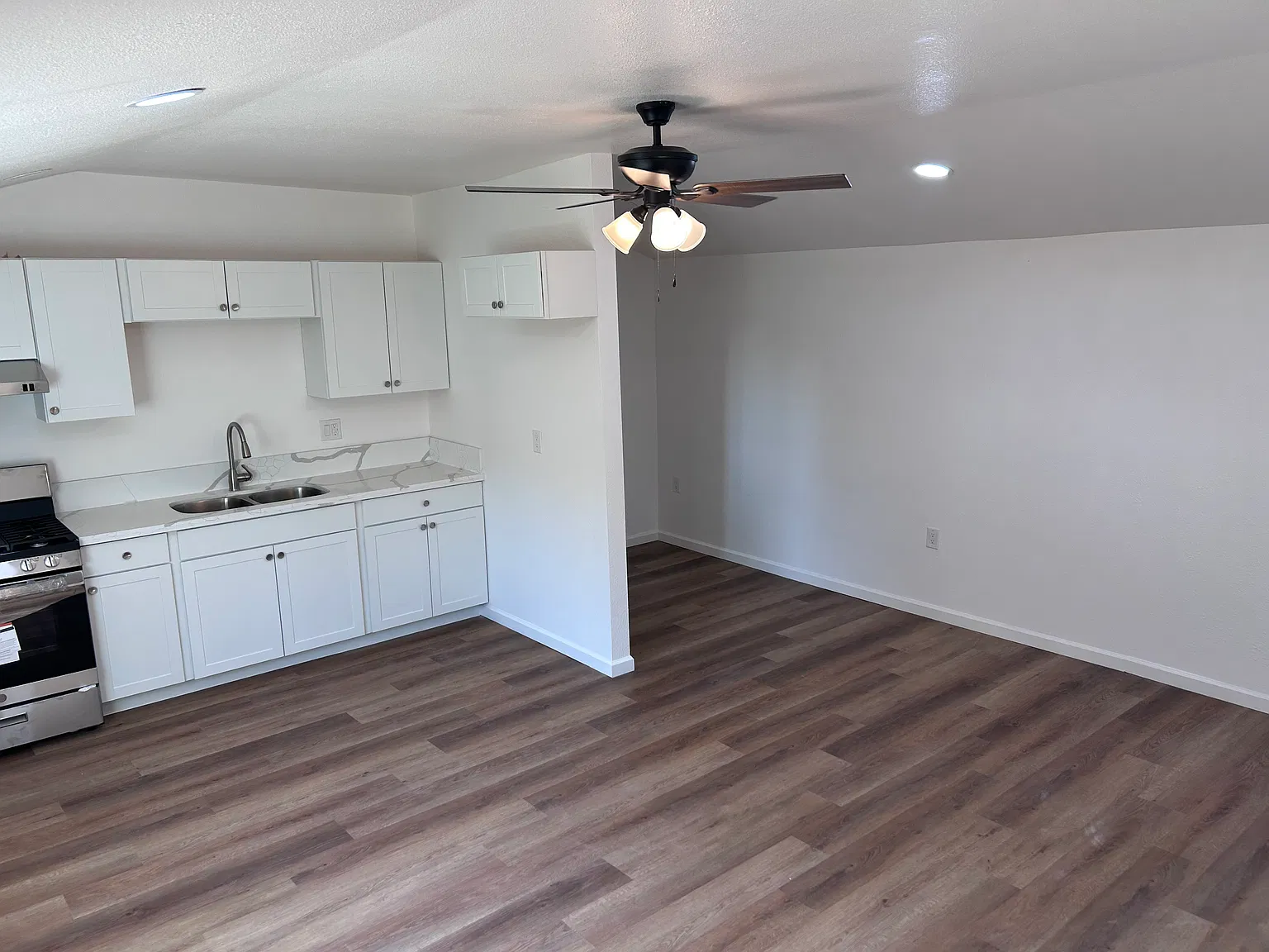 Studio, 400 sqft, $925 — Photo 2