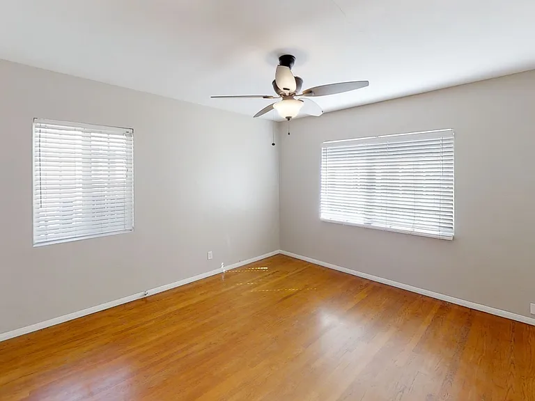 5 Bed / 3 Bath on Rockford Dr (Large Rooms & Backyard) Walk to Campus!! — Photo 9