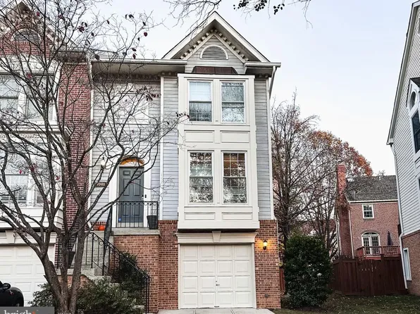3909 Maximilian Ct, Fairfax, VA 22033