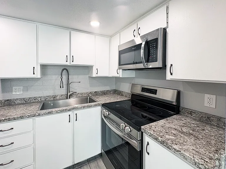 4202 N 27th St #11 — Photo 35