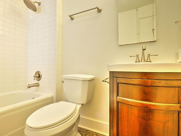 4th image of 712 Saint Louis St #301