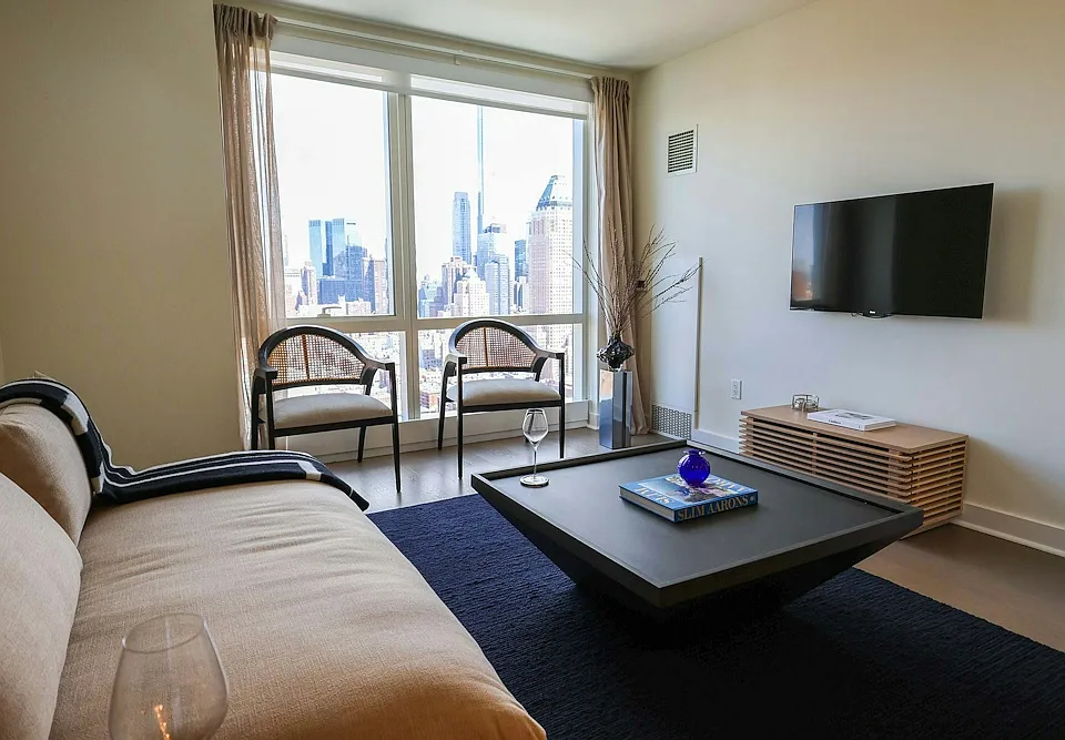 450 W 42nd St #44Q