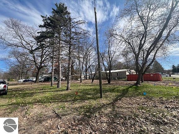 2nd image of 811 Linwood Ln