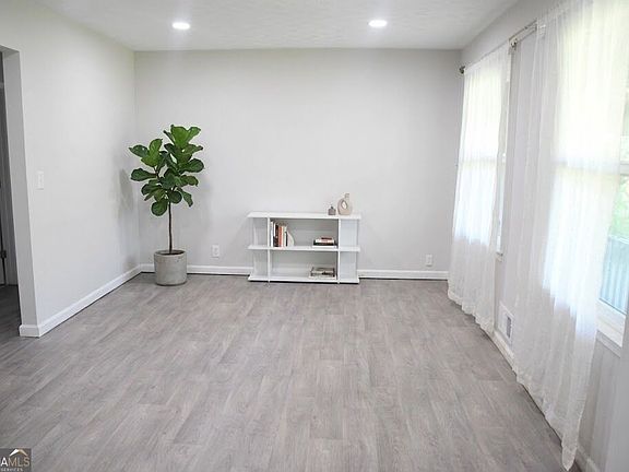 4th image of 2588 Kings Way
