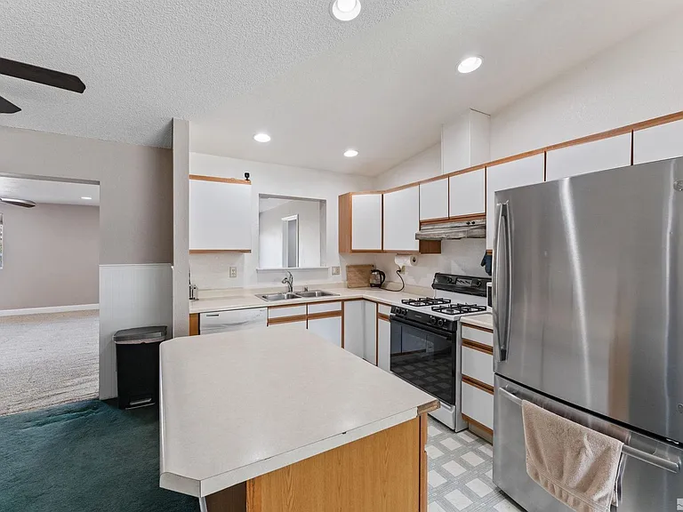 1380 Patricia Dr — Photo 15