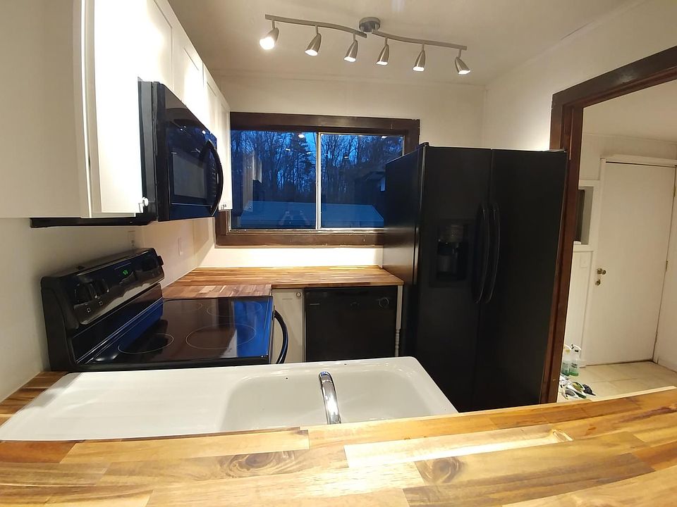 Eat-in kitchen (new appliances)