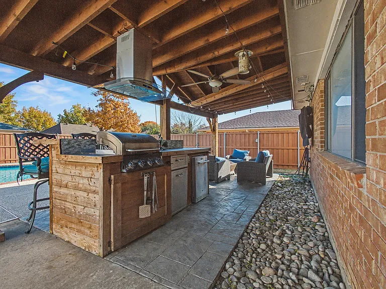 913 Sandhurst Dr — Photo 29