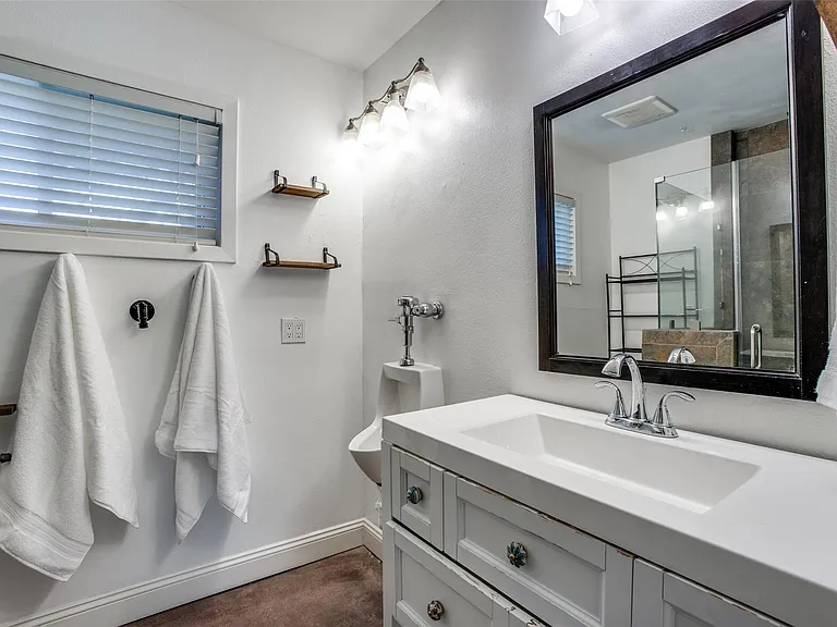 8503 Manhattan Dr — Photo 32