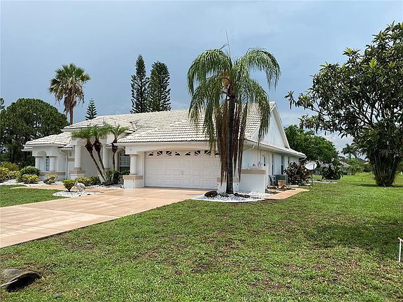 2nd image of 719 Rotonda Cir
