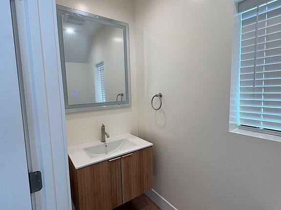 4th image of 17423 Lull St