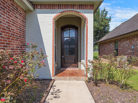 2nd image of 106 Clover Leaf Dr