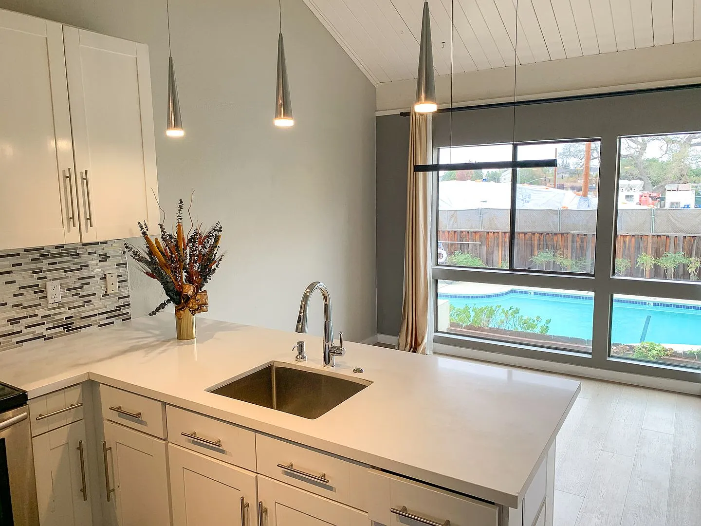 Spacious End-Unit Townhome with Cupertino Schools — Photo 3