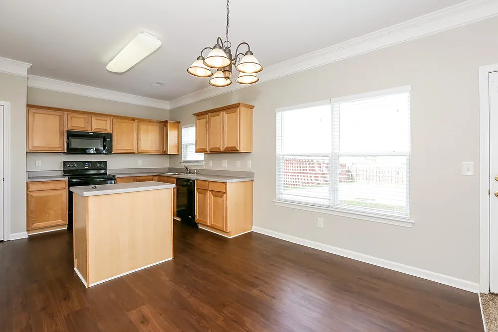 3 bed, 2.5 bath, 2100 sqft, $2,195 — Photo 4