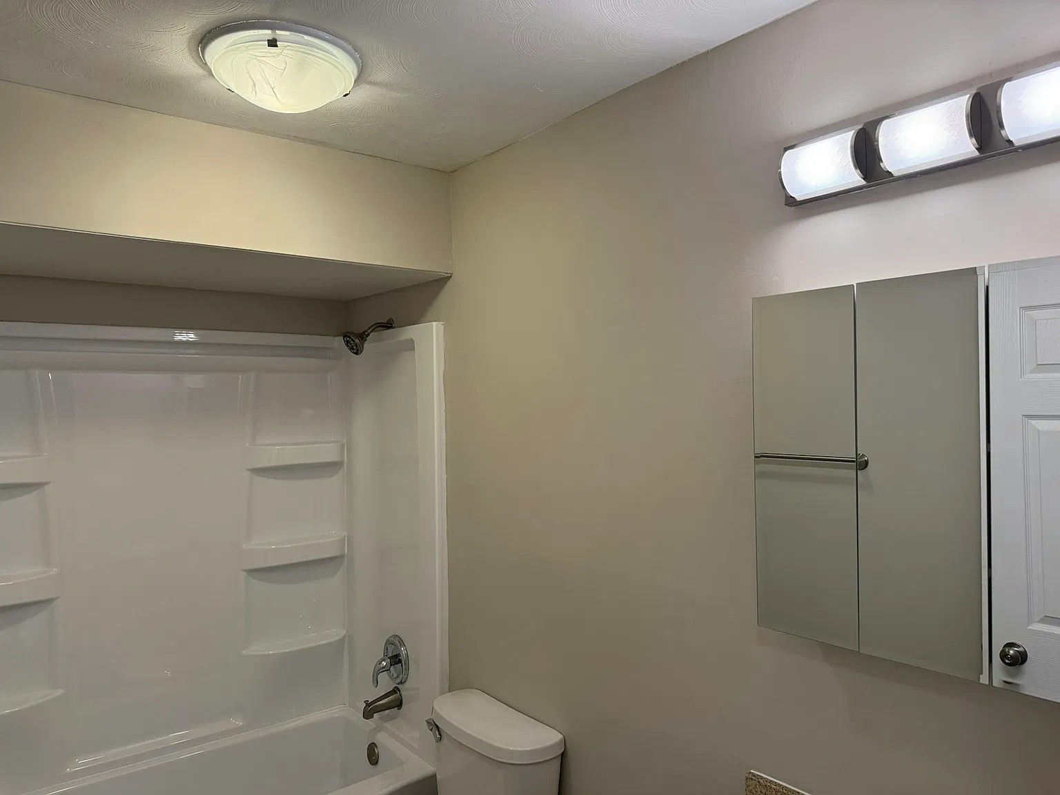 2110 Saratoga Drive, Unit 4 — Photo 2