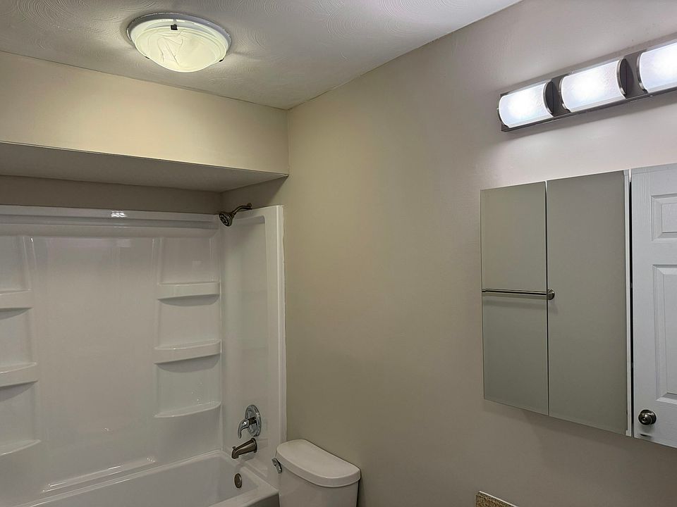 2nd image of 2110 Saratoga Dr #4