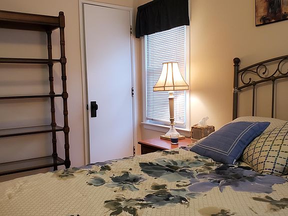 4th image of 106 Jeffrey Ave #1