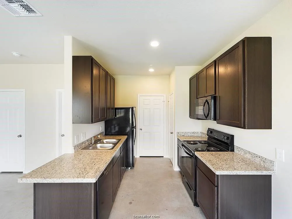 2 bed, 2.5 bath, 1010 sqft, $1,300 — Photo 4
