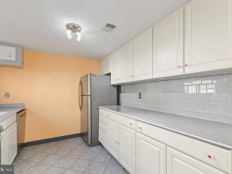 609 Jefferson St #18 — Photo 5