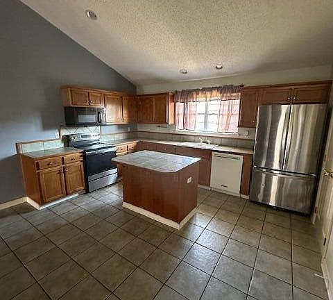 3rd image of 12182 Amherst Dr