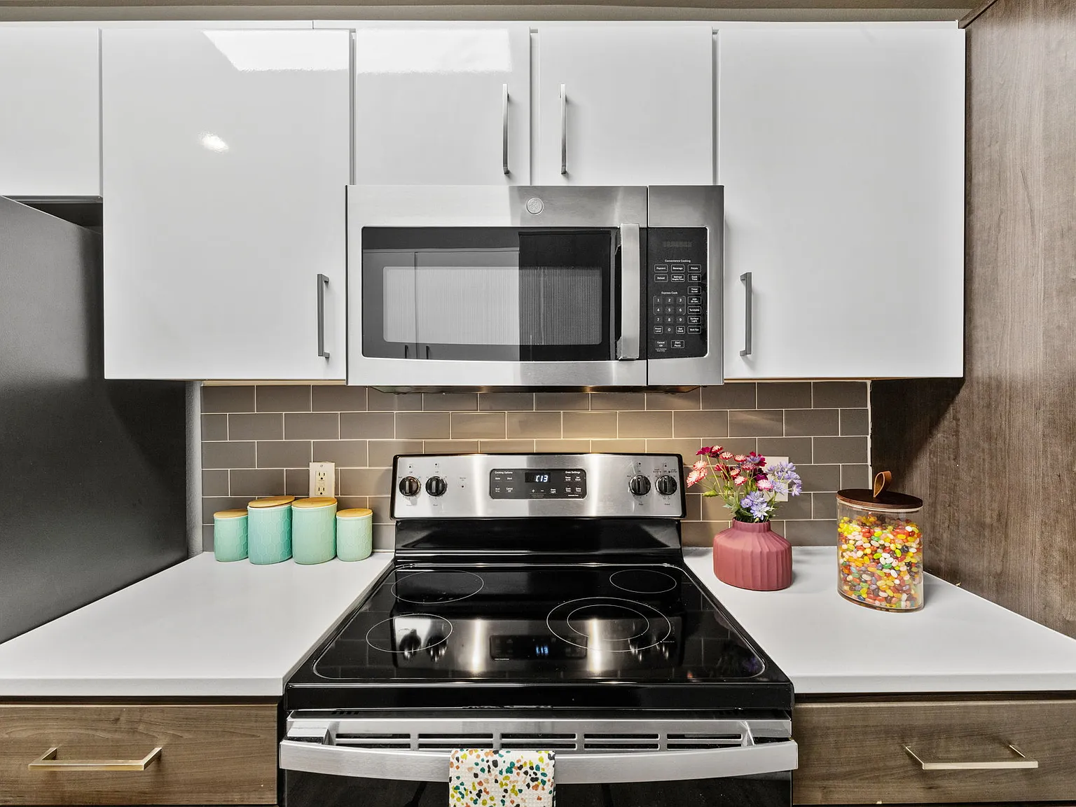 1883 at Montgomery House (Student Housing - Rent by the Bed) — Photo 1