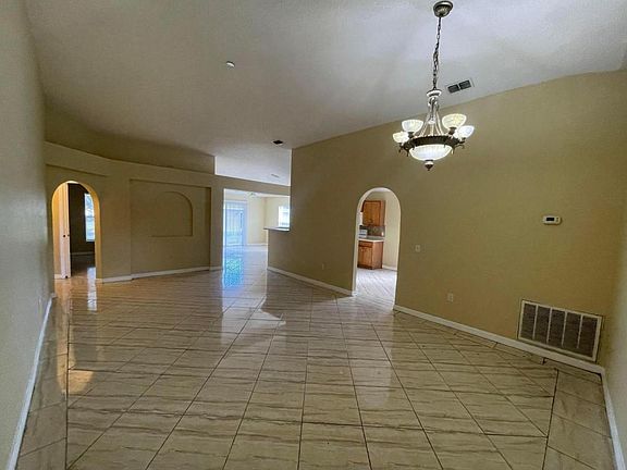 3rd image of 909 Derbyshire Dr