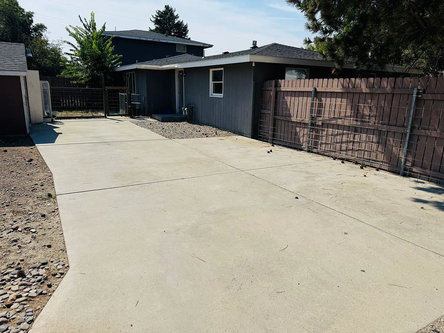 Secluded Heights 2 Bedroom with Fenced Backyard, Laundry and Off Street Parking — Photo 3