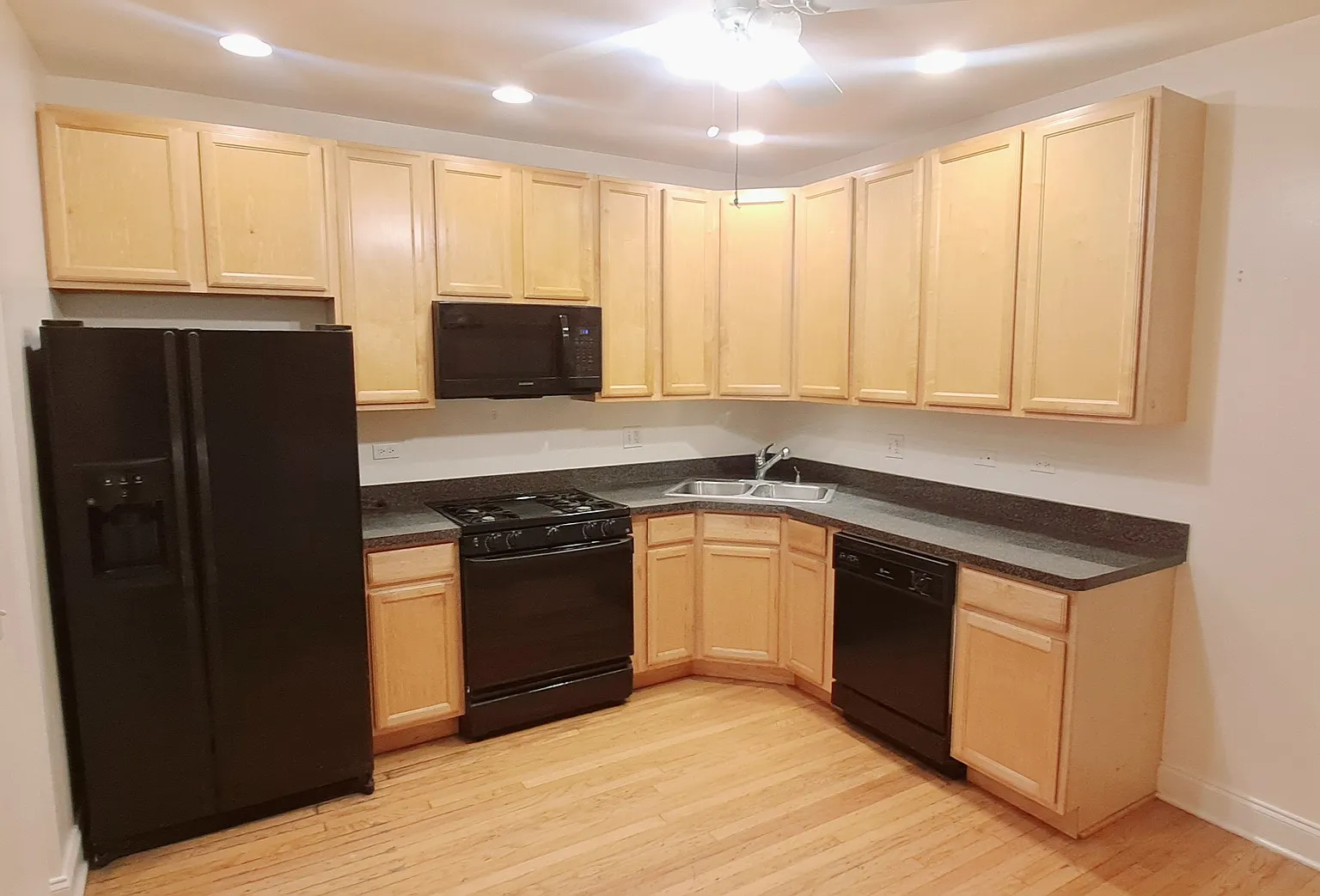 2 bed, 1200 sqft, $2,045 — Photo 4