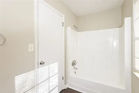2573 Stratford Ln — Photo 9