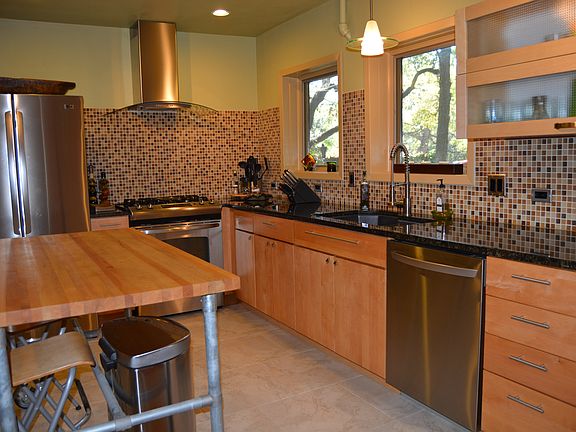 3rd image of 2730 Castanet St