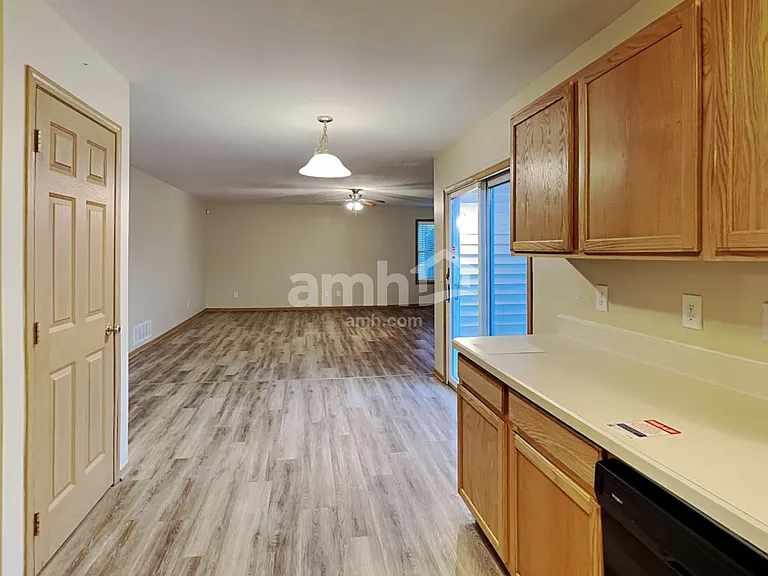 460 Lilyfield Ln — Photo 4