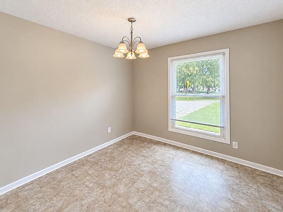4th image of 385 Price St