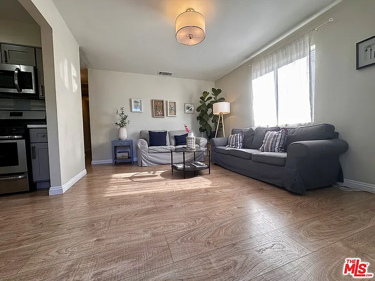 2118 N Marengo Ave — Photo 12