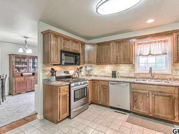 5th image of 9 Woodview Dr