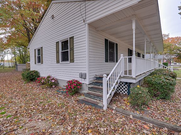 3rd image of 711 Woods Rd