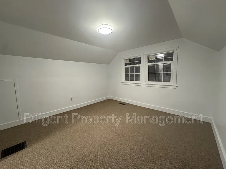 736 Stormont St #UPPER — Photo 19