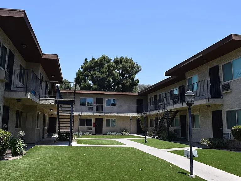 Los Arboles — Photo 11