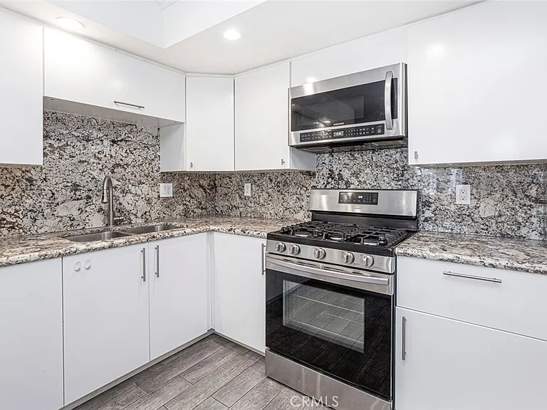 110 W Maple St #30 — Photo 15