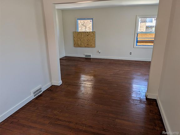 4th image of 5575 Buckingham Ave