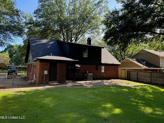 4th image of 484 Woodsmoke Dr