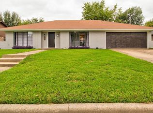 912 Arrow Wood St, Benbrook, TX 76126