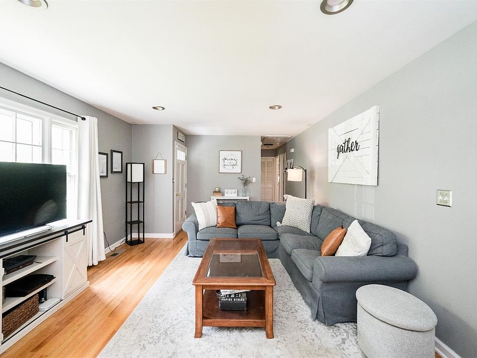 1st image of 102 Pearson Dr