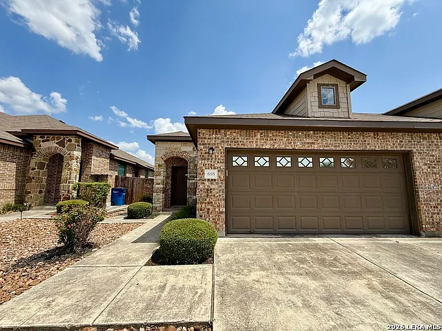 685 Creekside Cir — Photo 1