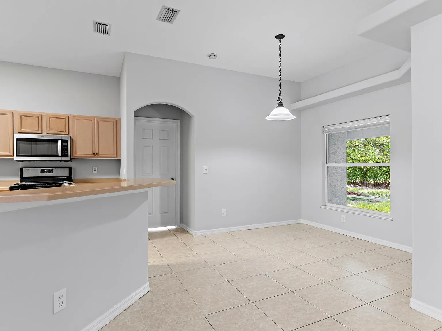 3 bed, 2401 sqft, $2,400 — Photo 3