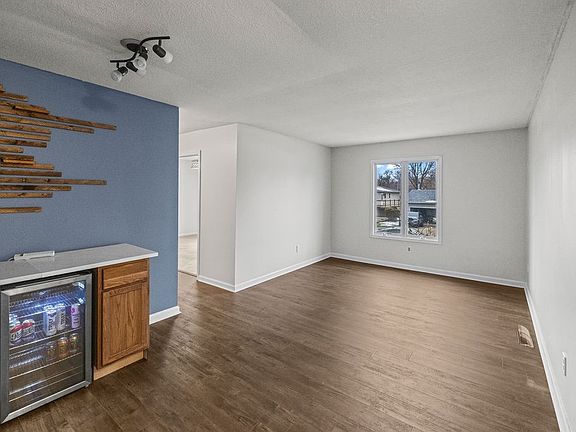 3rd image of 512 Woodland Ct