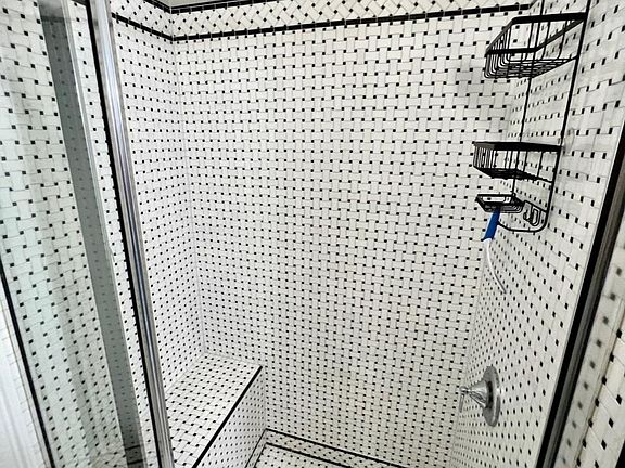 5th image of 402 Woods Ave SW